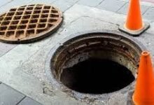 عمال لتسليك مجاري الصرف داخل الرياض