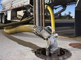 عمال لتسليك المجاري داخل الرياض